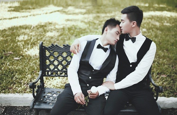 Sự hòa quyện của tình yêu trong những bức ảnh của cặp đôi LGBT làm cho mọi người phải mơ mộng và cảm động. Họ sẵn sàng để đối diện với những thách thức trong cuộc sống với tình yêu mãnh liệt của mình!