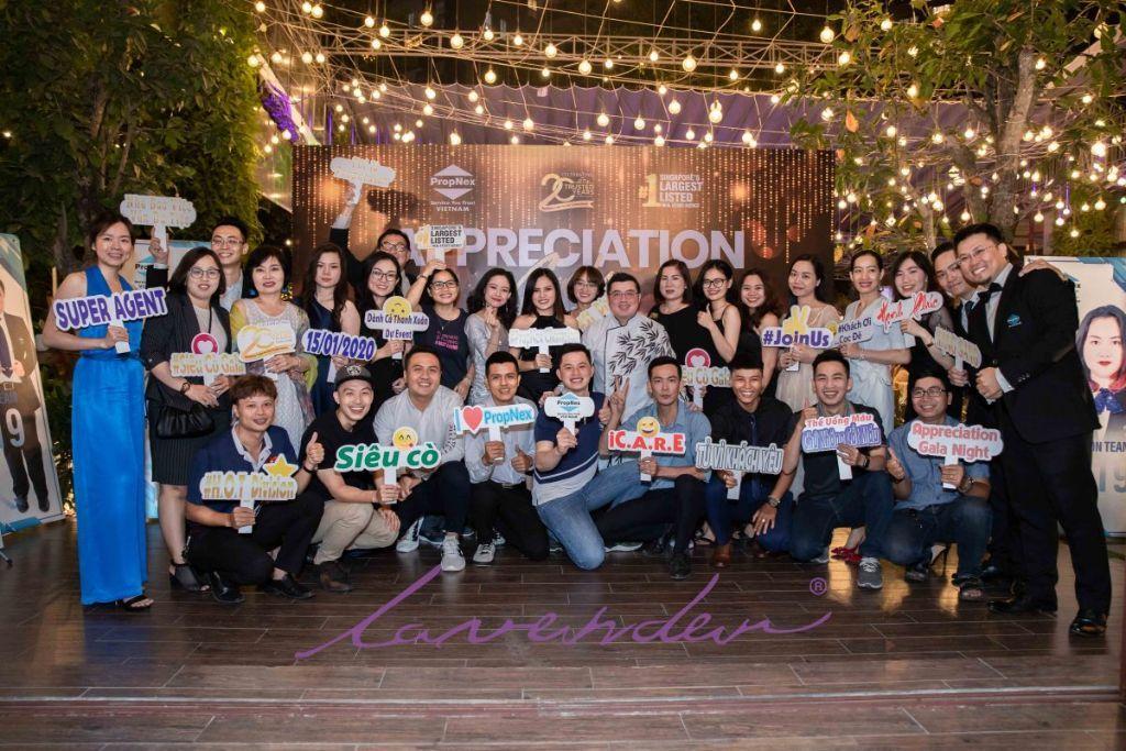 Báo giá dịch vụ chụp hình year end party ở Đà Nẵng