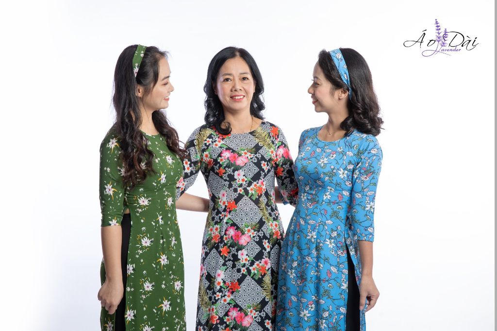 sản phẩm cho thuê áo dài ở Hà Nội được cách tân và được may từ các loại vải như gấm, voan, lụa