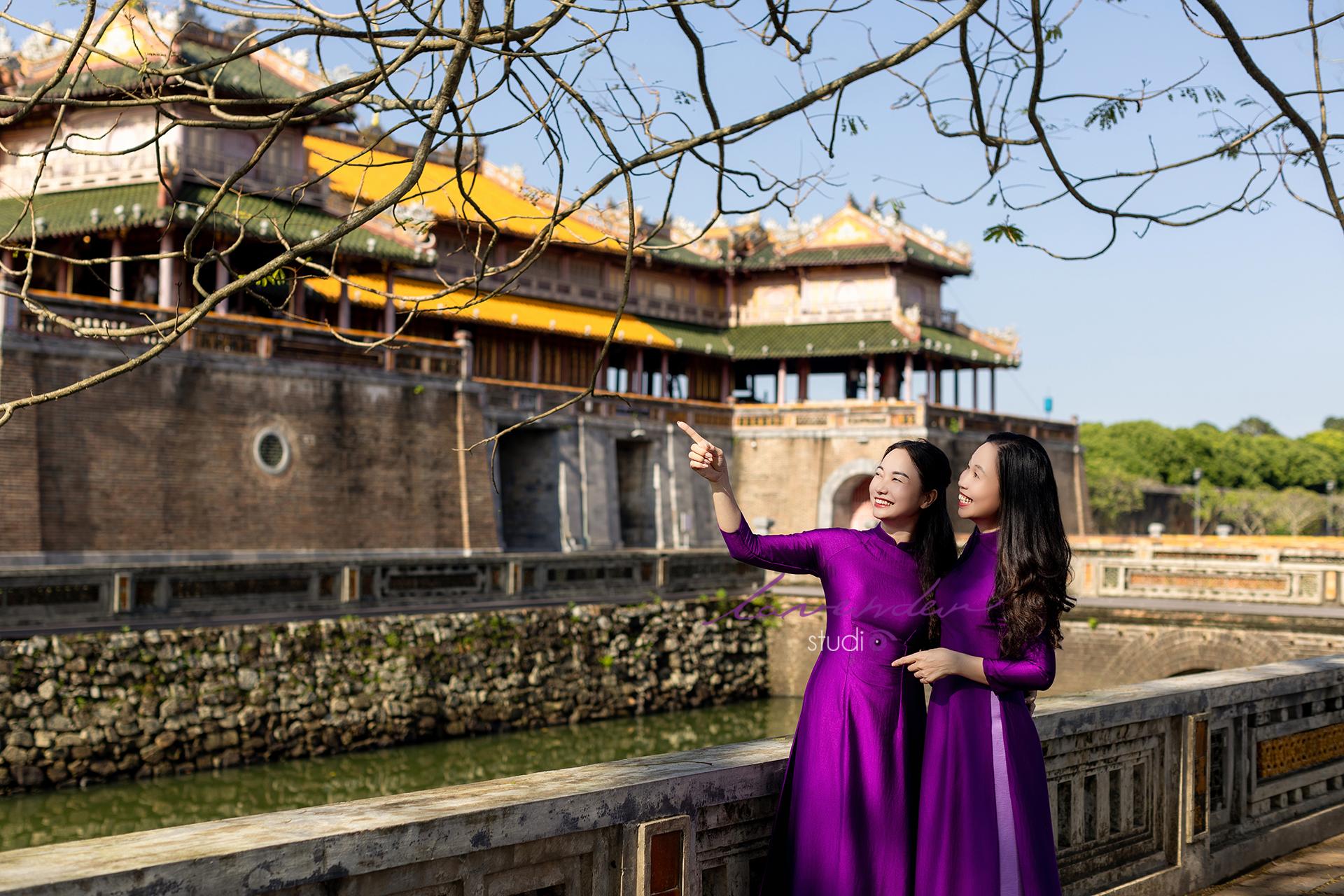 Tour chụp ảnh áo dài tím cùng bạn bè ở Huế