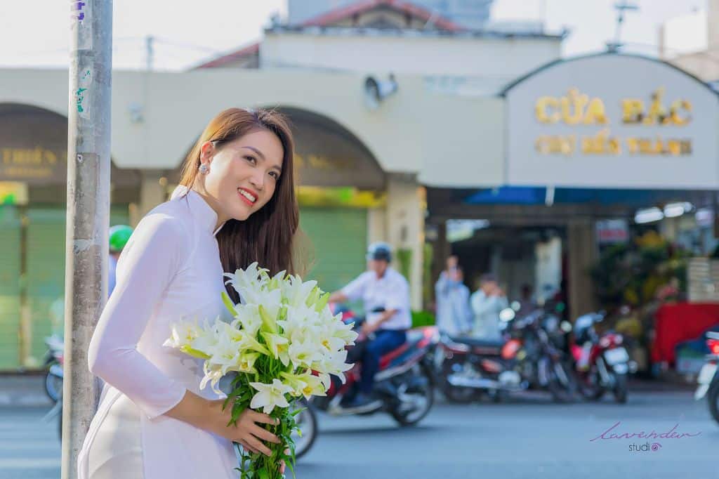 Trải nghiệm dịch vụ chụp ảnh áo dài với hoa loa kèn ở TPHCM, chụp ảnh áo dài ở Hà Nội mùa hoa loa kèn