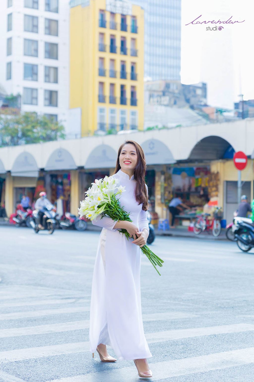 Báo giá chụp ảnh áo dài ở TPHCM, Hà Nội với hoa loa kèn tại Lavender Studio