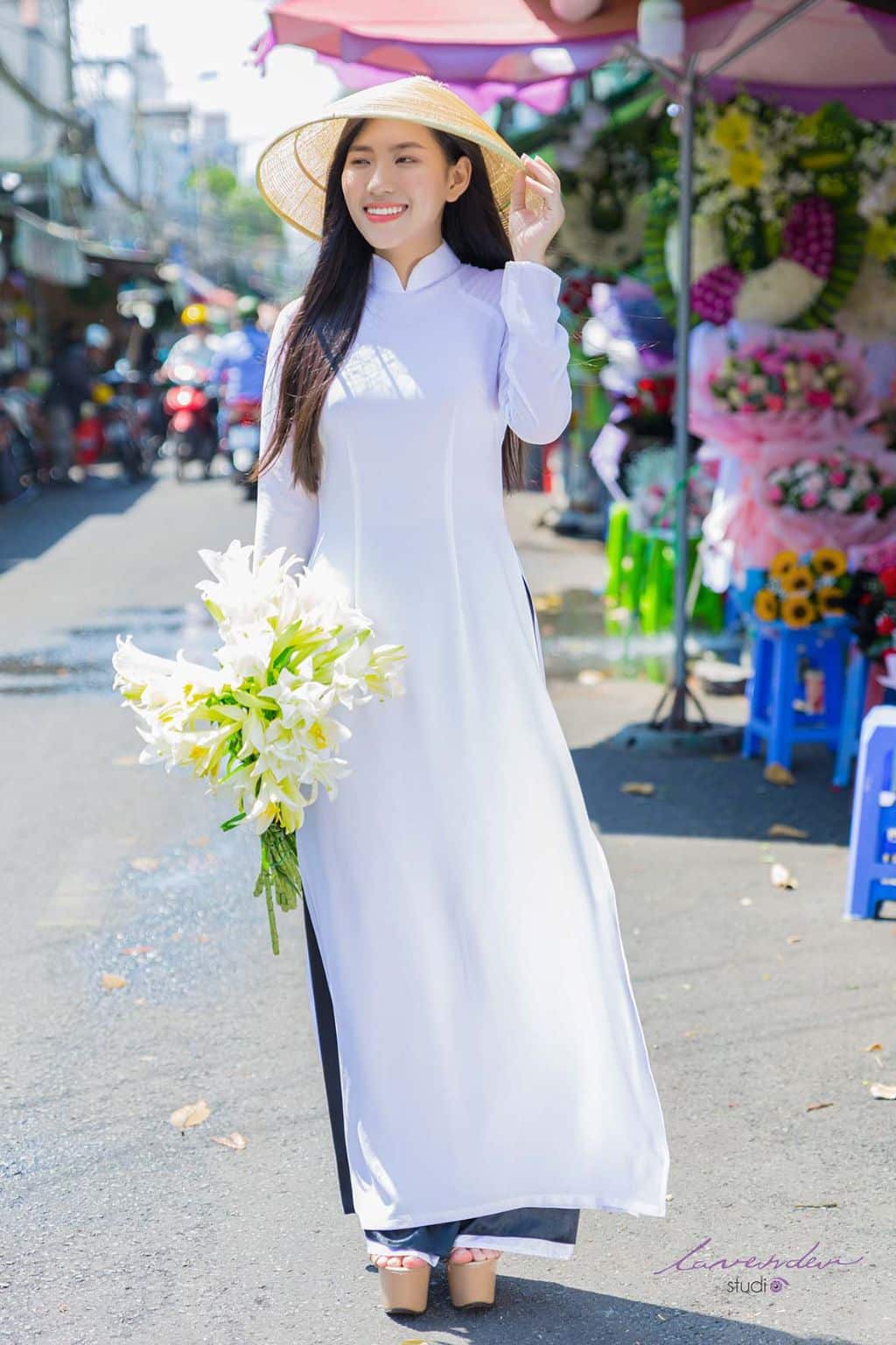 Lavender nổi bật với dịch vụ chụp ảnh áo dài với hoa loa kèn ở TPHCM và Hà Nội