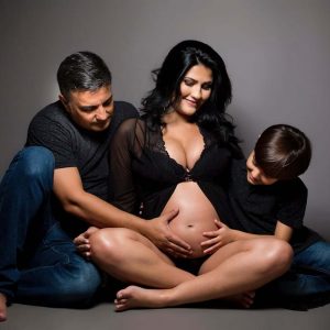 Chồng và vợ chụp ảnh lúc mang thai