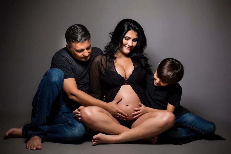 Chồng và vợ chụp ảnh lúc mang thai