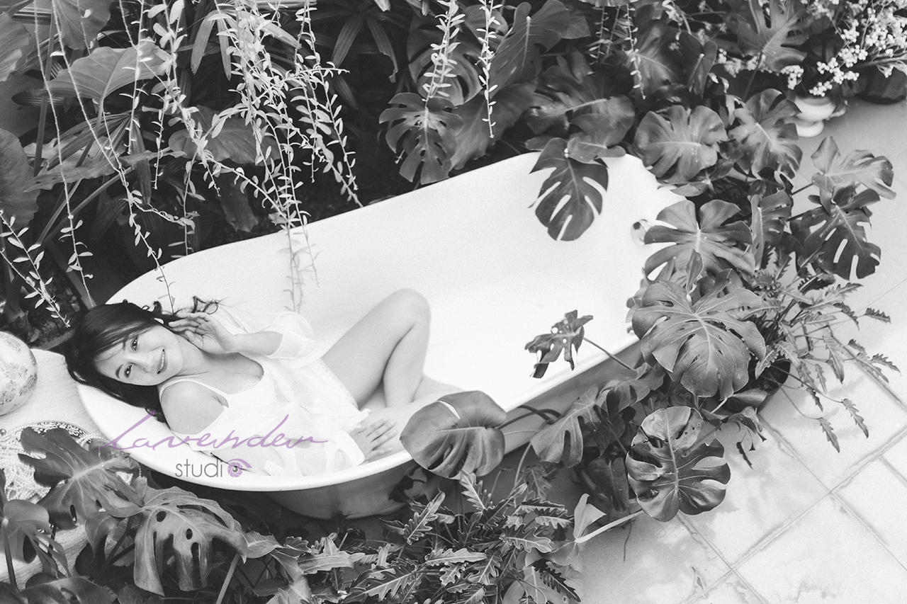 Chụp ảnh concept bồn tắm style đen trắng