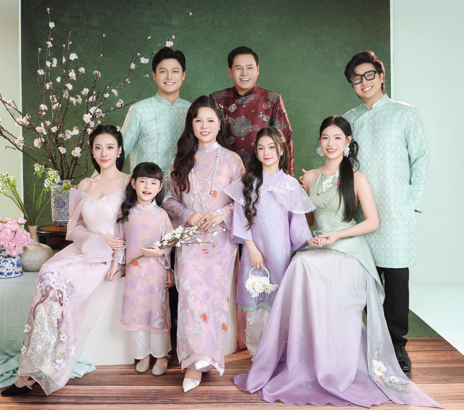 Tạo dáng chụp ảnh gia đình với áo dài dịp Tết 2026