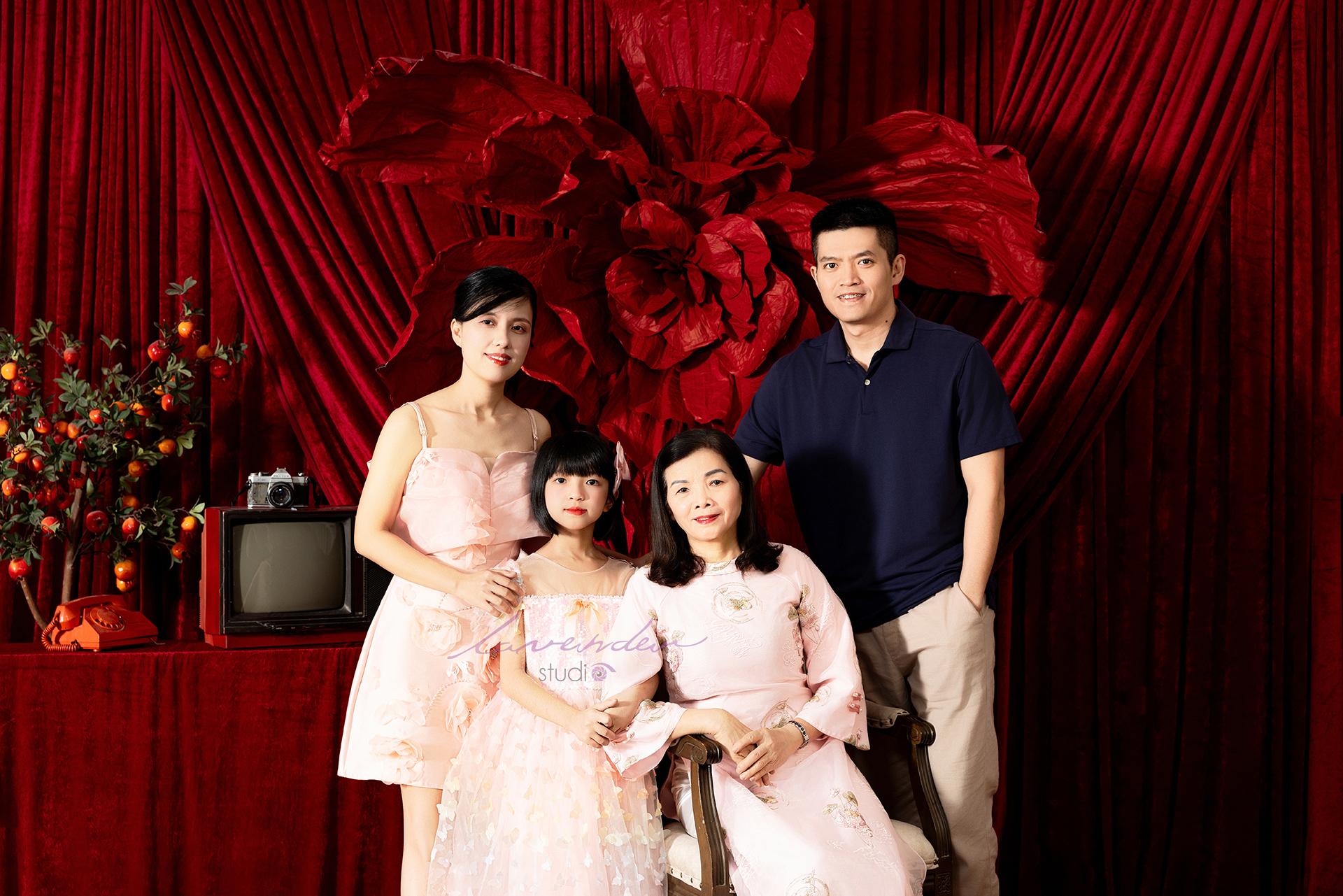 Chụp ảnh gia đình đẹp trong studio Lavender Đà Nẵng