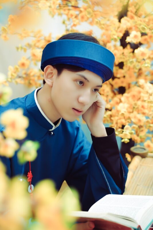 Gợi Ý Tạo Dáng Chụp Ảnh Áo Dài Tết 2026-2027 Dành Cho Nam và Nữ Chuẩn Phong Cách Việt