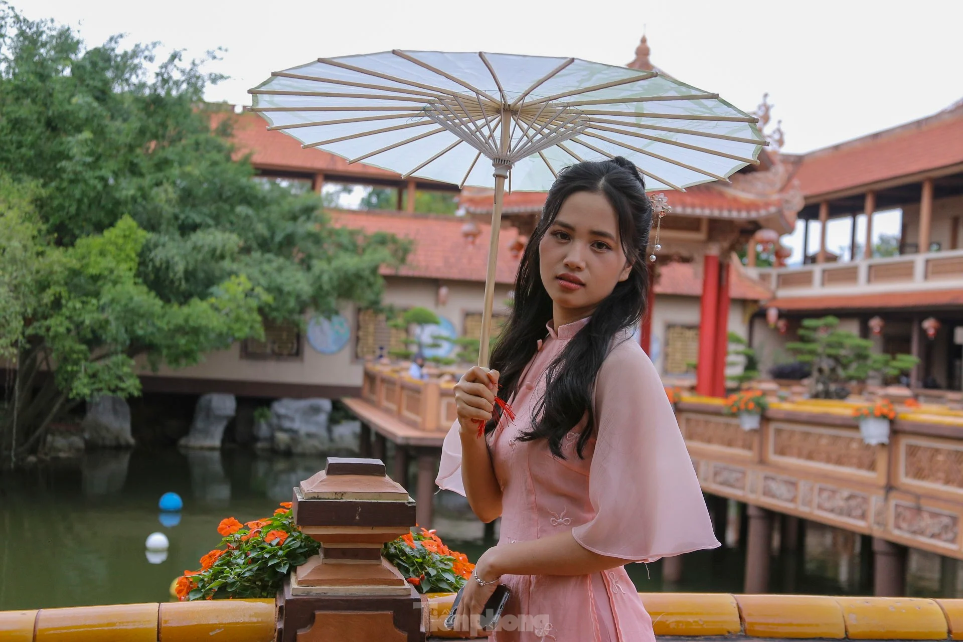 Gợi Ý Tạo Dáng Chụp Ảnh Áo Dài Tết 2026-2027 Dành Cho Nam và Nữ Chuẩn Phong Cách Việt