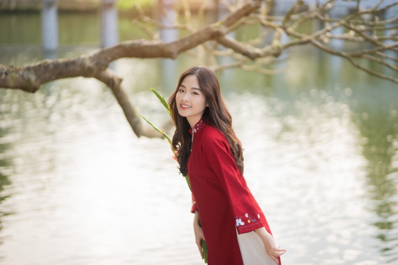 Gợi Ý Tạo Dáng Chụp Ảnh Áo Dài Tết 2026-2027 Dành Cho Nam và Nữ Chuẩn Phong Cách Việt