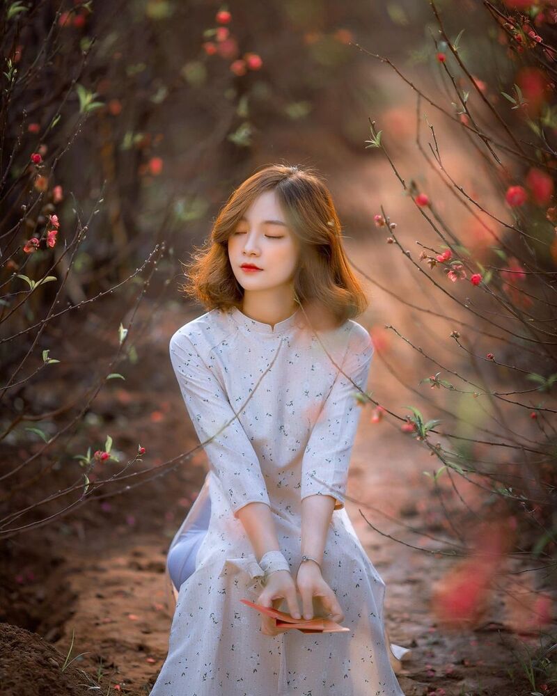 Gợi Ý Tạo Dáng Chụp Ảnh Áo Dài Tết 2026-2027 Dành Cho Nam và Nữ Chuẩn Phong Cách Việt