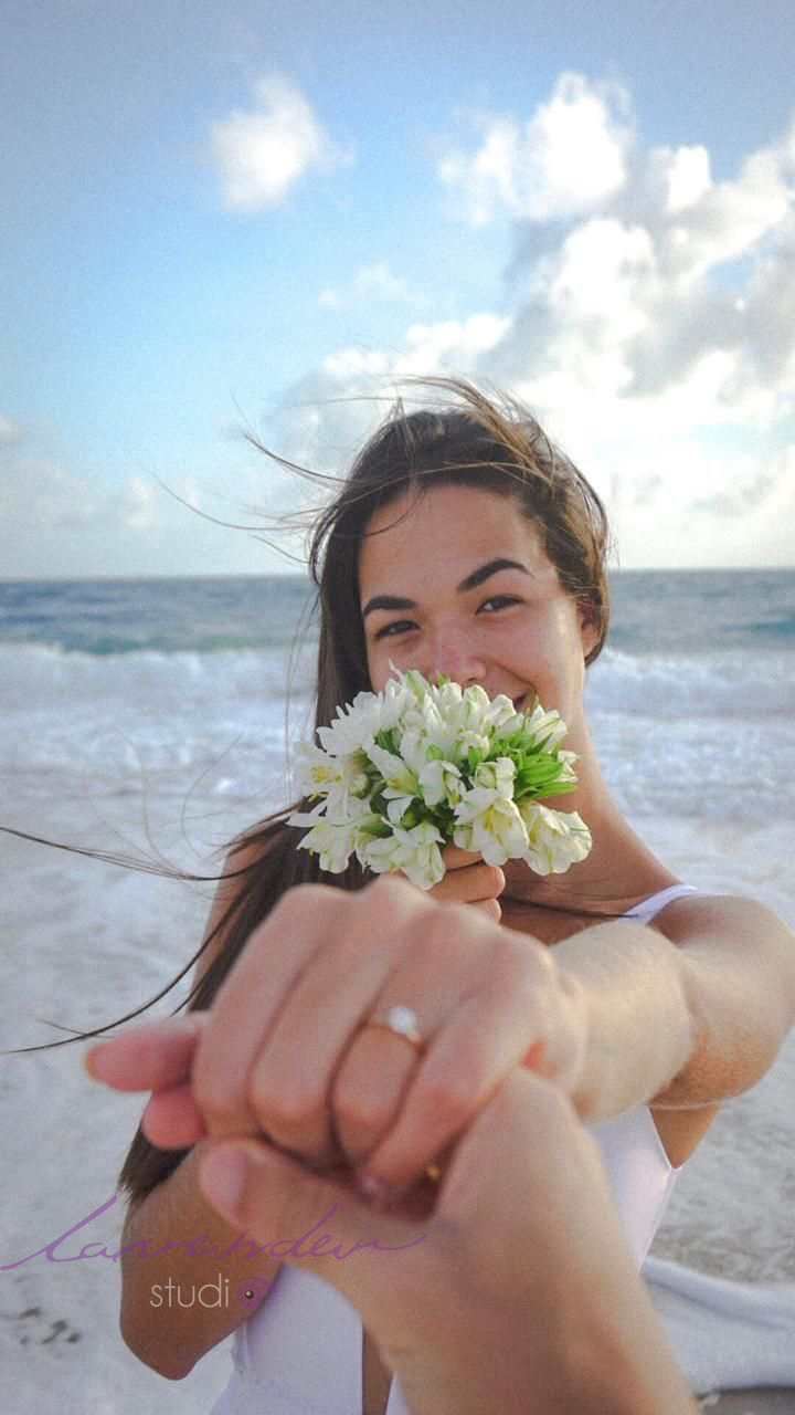 Chụp hình cầu hôn ở biển Đà Nẵng