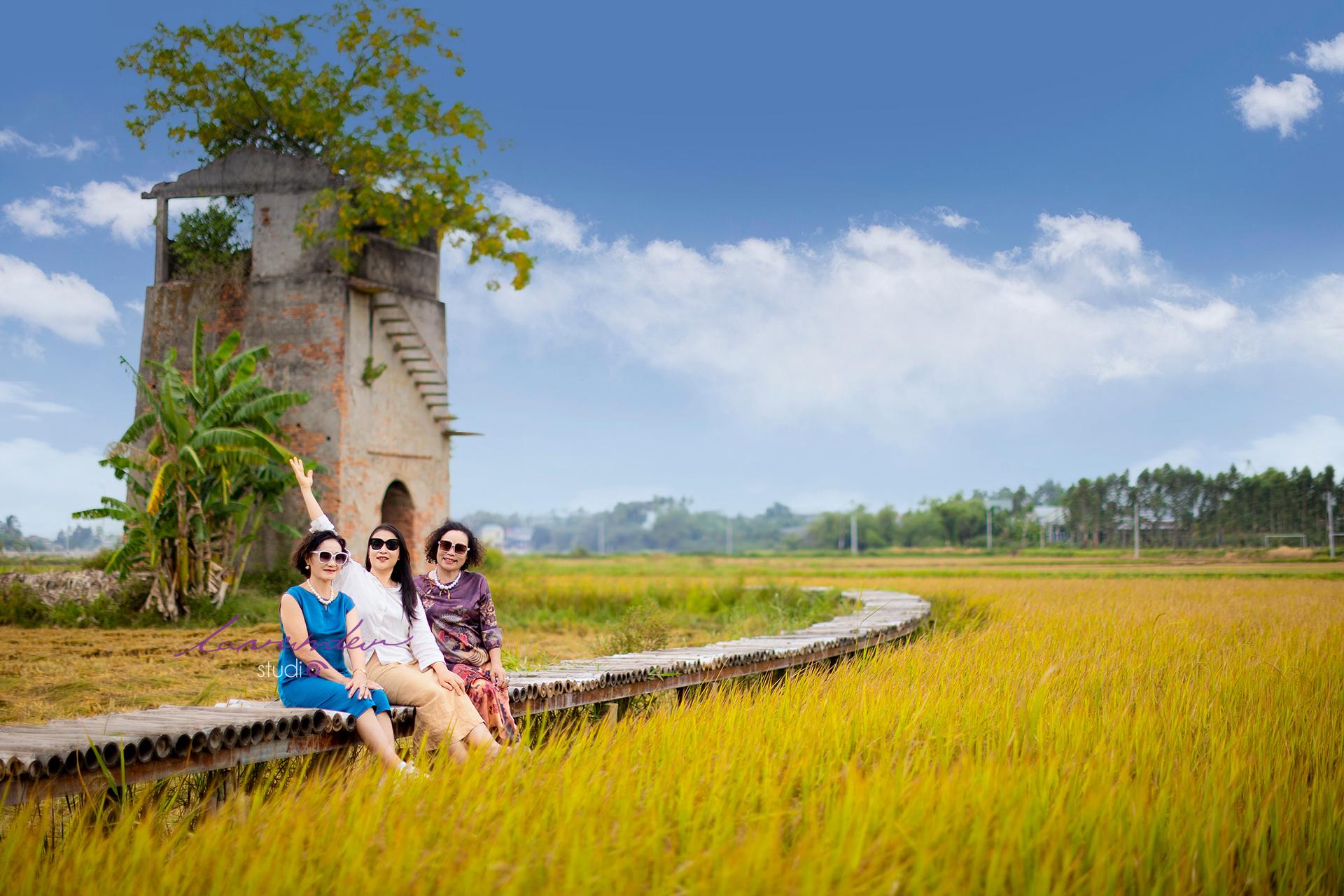 Chụp hình cùng bạn bè du lịch Hội An