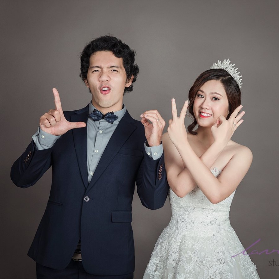 Đang tìm kiếm xu hướng chụp ảnh cưới đang hot nhất hiện nay? Hãy thử với xu hướng chụp hình cưới phong cách Hàn Quốc! Với trang phục truyền thống đan xen với những chi tiết hiện đại và tone màu trầm ấm, bộ ảnh cưới Hàn Quốc đang làm mưa làm gió trong giới trẻ.