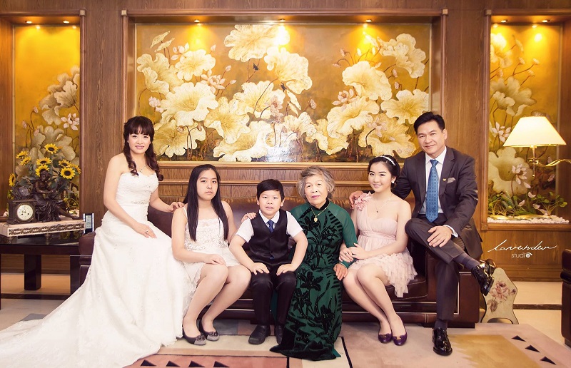 chụp hình kỷ niệm gia đình ngày cưới tại nhà ở Huế
