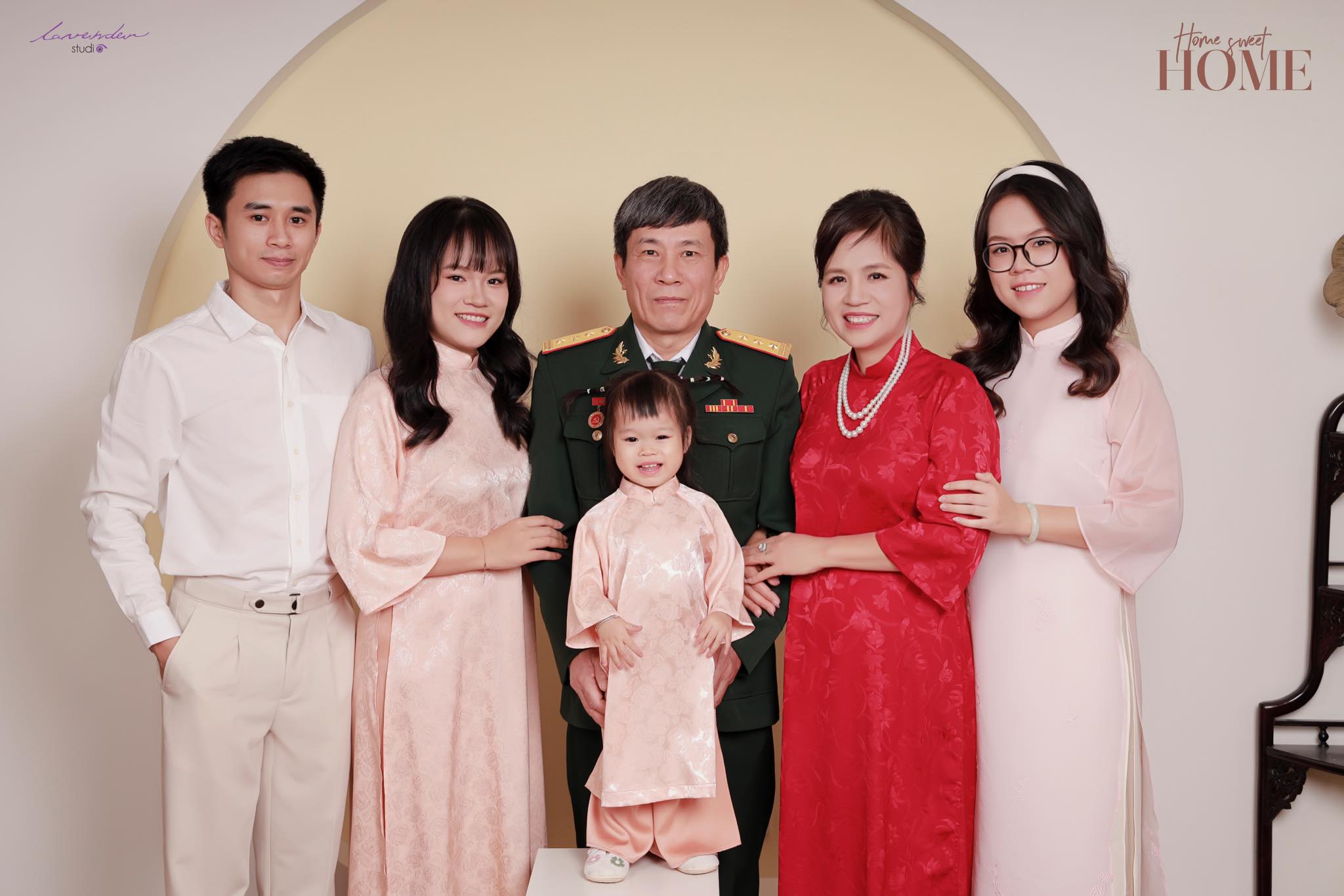 Chụp hình gia đình đẹp cùng áo dài truyền thống tại studio Lavender Hà Nội
