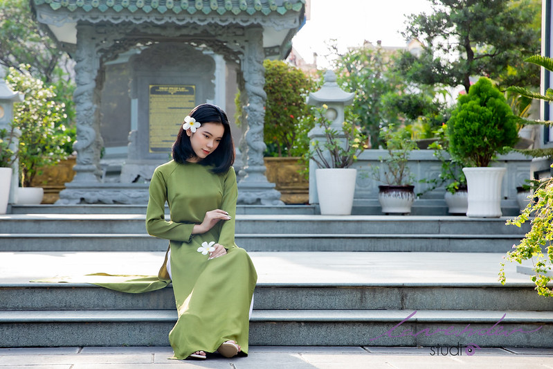 Chụp hình với áo dài ở Thiền viện Vạn Hạnh TPHCM 
