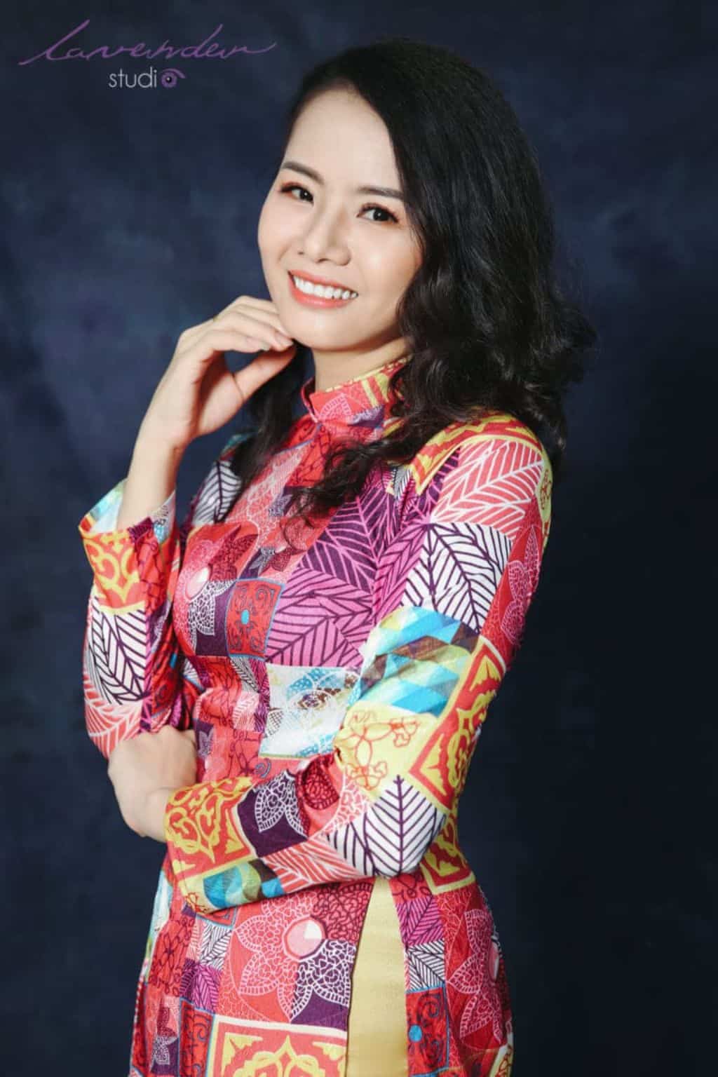 Chụp hình Tết với áo dài tôn vinh vẻ đẹp người phụ nữ Việt