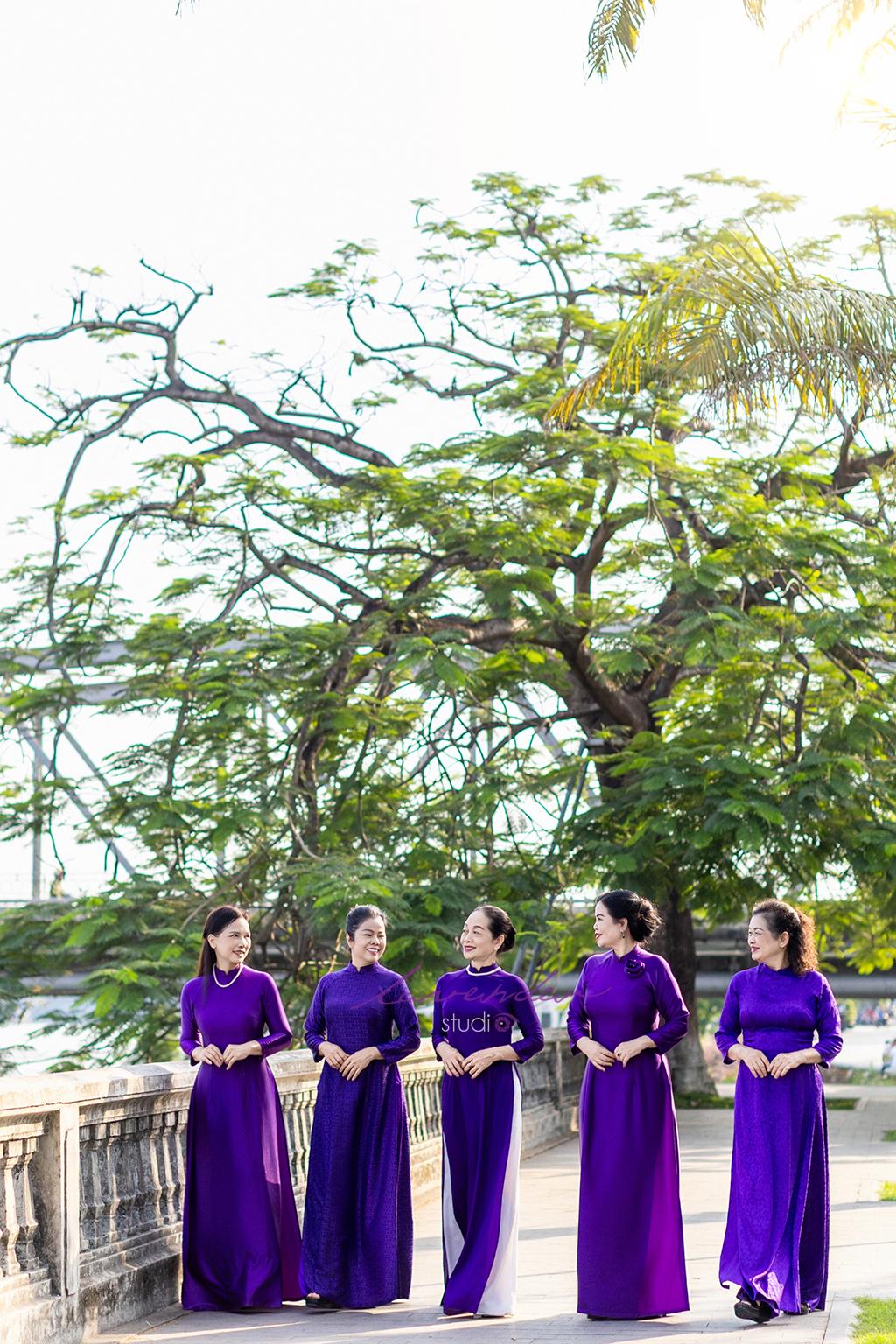 Thuê áo dài tím chụp hình cùng bạn bè ở Huế giá bao nhiêu Thuê áo dài tím chụp hình cùng bạn bè ở Huế giá bao nhiêu