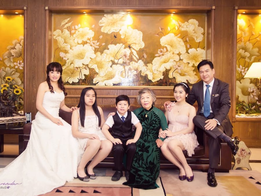 Gia đình bạn quá đông và khó chụp hết trong một tấm ảnh? Đừng lo, tôi sẽ giúp bạn chụp ảnh đại gia đình tại Hà Nội với phong cách chuyên nghiệp và đẳng cấp. Hãy để tôi giúp bạn lưu giữ những kỷ niệm đáng nhớ của gia đình bạn trong những tấm ảnh đẹp nhất.