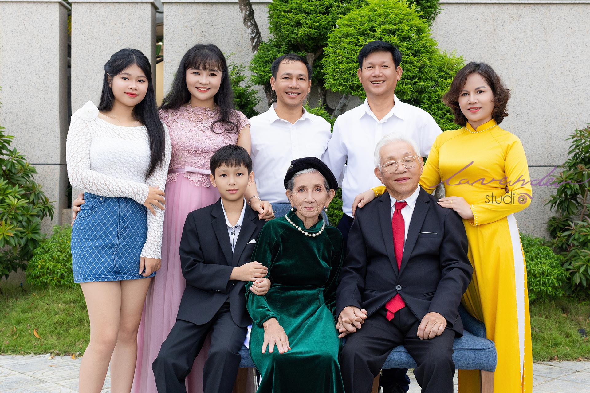 Tạo dáng với áo dài cùng gia đình chụp ảnh tại nhà