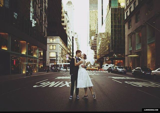 14 Ý tưởng chụp ảnh cưới siêu cute: Chụp ảnh cưới đường phố sẽ mang đến cho bạn những bức ảnh độc đáo, lãng mạn và đầy yêu thương. Tìm kiếm 14 ý tưởng cực kỳ đáng yêu cho bức ảnh cưới của bạn với không gian đường phố đẹp nhất.