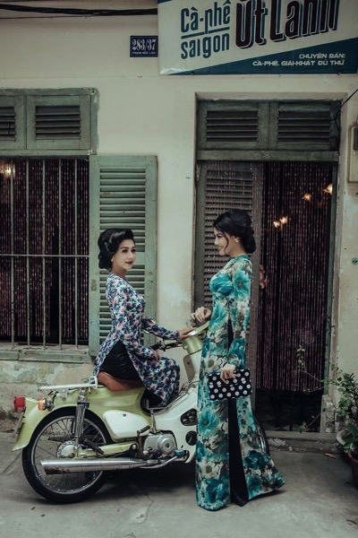 Hãy cùng chụp một bộ ảnh áo dài đẹp như mơ để lưu giữ những khoảnh khắc đẹp nhất của bạn. Áo dài truyền thống đã trở thành một biểu tượng không thể thiếu của văn hóa Việt Nam và sẽ khiến cho bạn trông rất sang trọng và thanh lịch khi được khoác lên người.