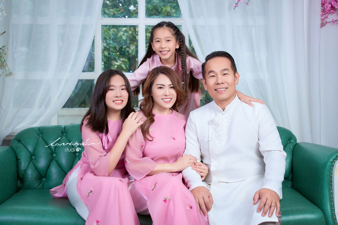 Chụp hình gia đình tại Lavender Studio chi nhánh TP. HCM nên chọn gói Family Basic hay Family Gold