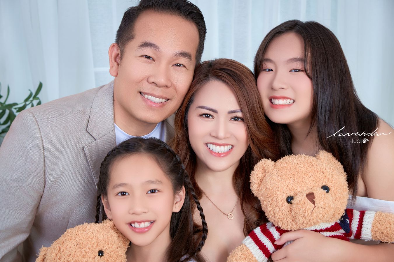 So sánh gói chụp hình gia đình - family basic & family gold tai Lavender Studio chi nhánh TP. HCM