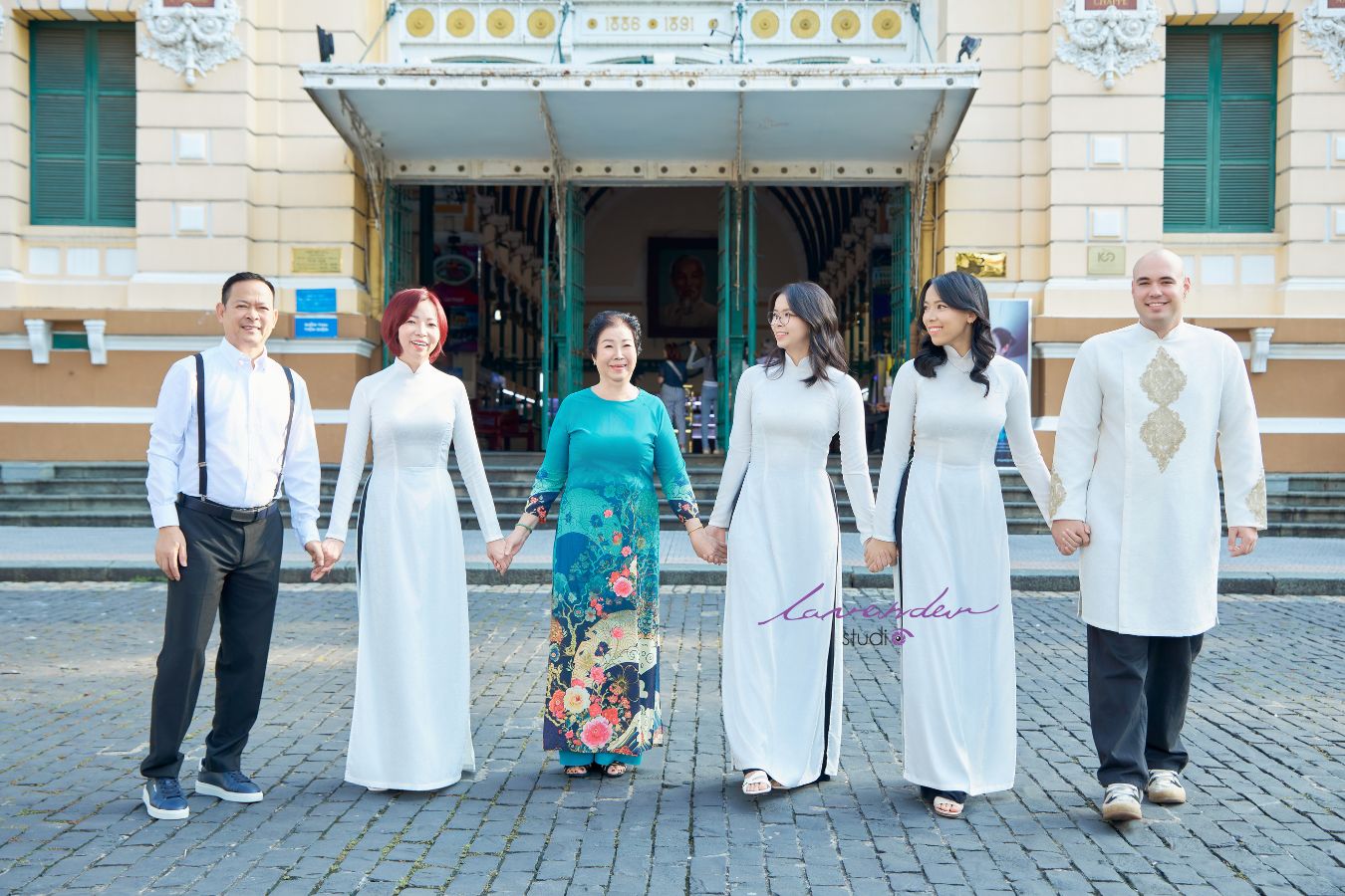 Tạo dáng chụp ảnh gia đình với áo dài ngoại cảnh tp HCM
