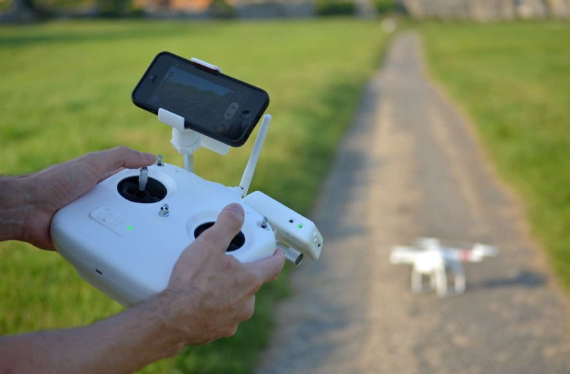 Thiết bị flycam hoạt động bằng bộ điều khiển từ xa