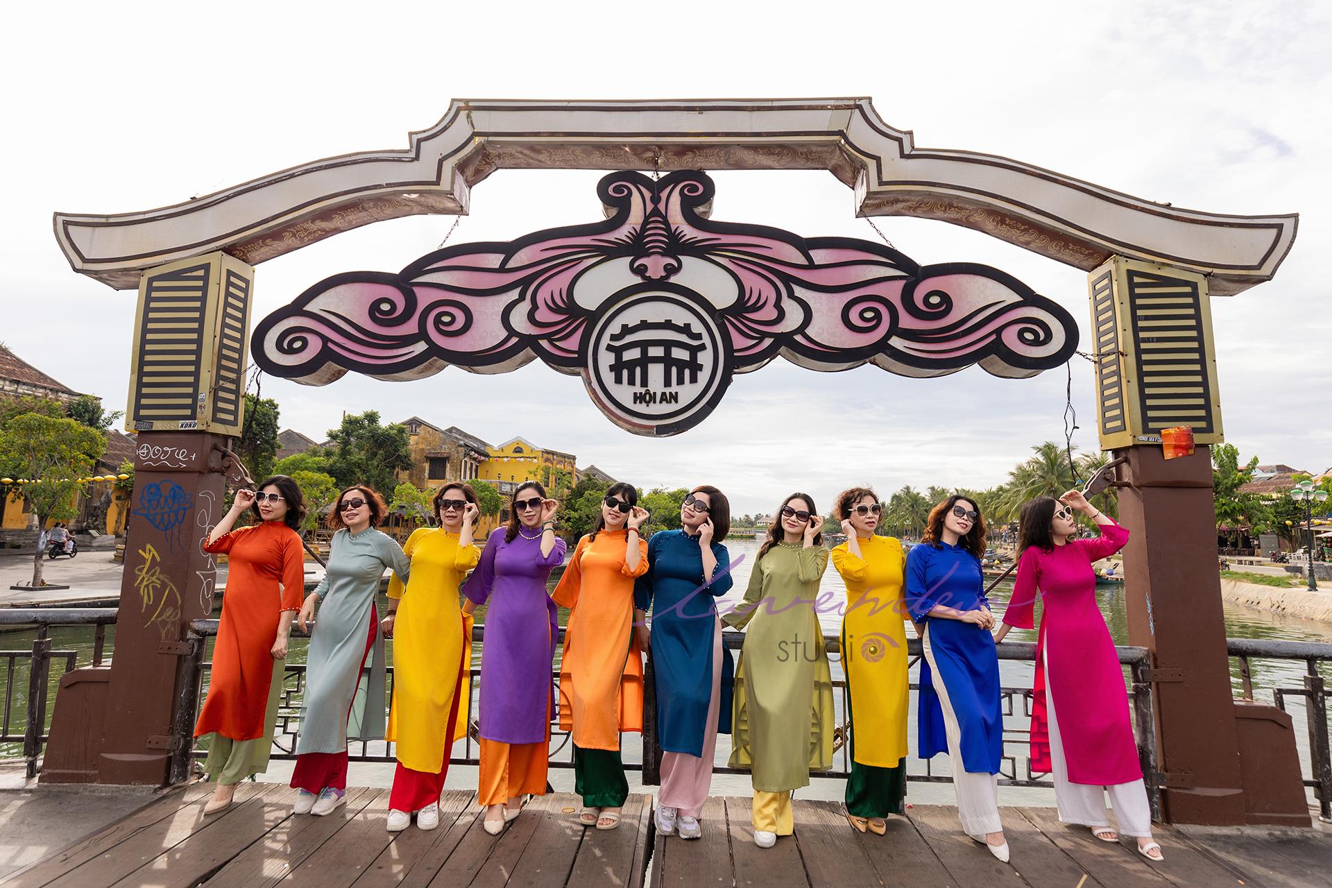 Tour chụp ảnh nhóm cùng áo dài khi du lịch Hội An Tour chụp ảnh nhóm cùng áo dài khi du lịch Hội An