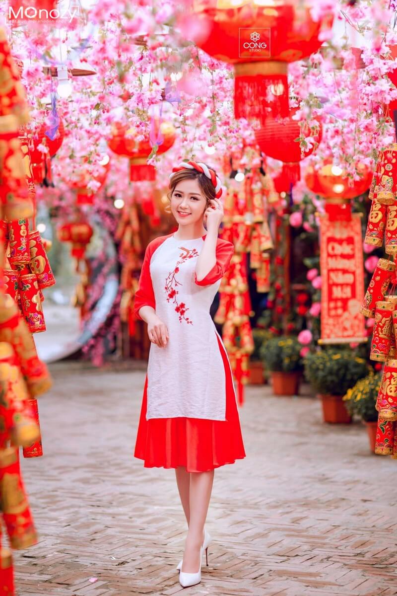 Áo dài tết đẹp không chỉ là trang phục truyền thống của người Việt, mà còn là biểu tượng của nét đẹp văn hóa và truyền thống lâu đời của dân tộc. Với những kiểu áo dài tết đẹp và mới lạ, bạn sẽ không bao giờ lỗi mốt trong mùa Tết năm nay. Hãy cùng xem những bức ảnh áo dài tết đẹp nhất và khám phá quyến rũ của nét đẹp truyền thống này.