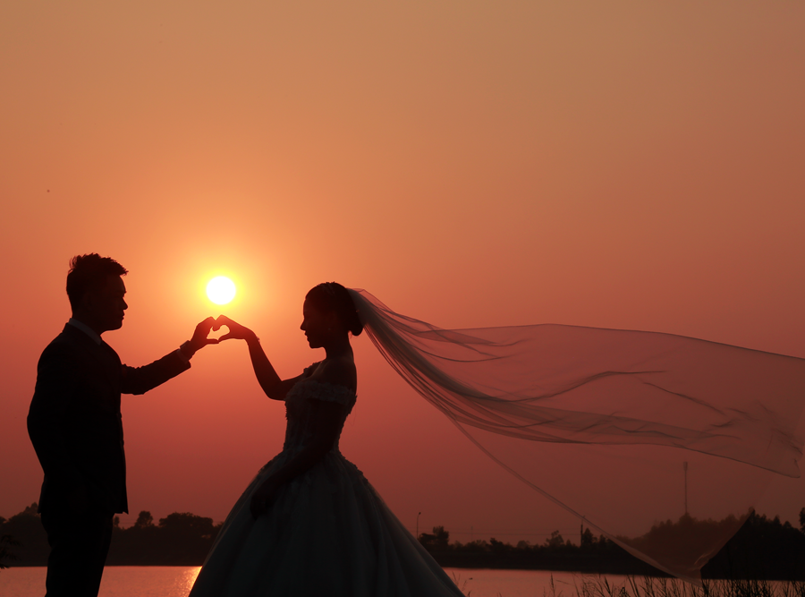 Trong ngày trọng đại của bạn, đừng bỏ lỡ cơ hội để sở hữu bức ảnh cưới đẹp nhất, với không gian hoàng hôn lãng mạn đầy tình yêu và sự trân trọng.