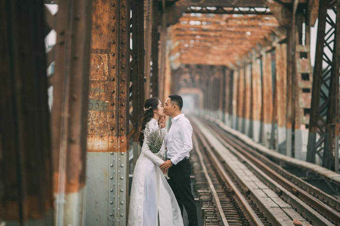 Chụp ảnh cưới trên đường ray (cầu Long Biên) cùng Studio Lavender